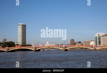 Vauxhall Bridge, Londra con Millbank Tower e London Eye Foto Stock