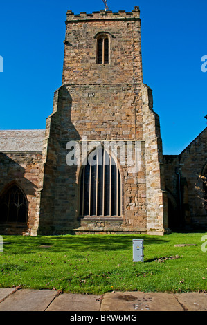 Rimanenti della torre della chiesa di Santa Maria, Scarborough visualizzati contro un profondo cielo blu Foto Stock