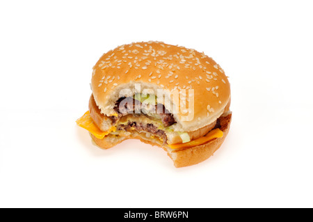 McDonald's Big Mac con il morso fuori di esso su sfondo bianco ritaglio. Foto Stock