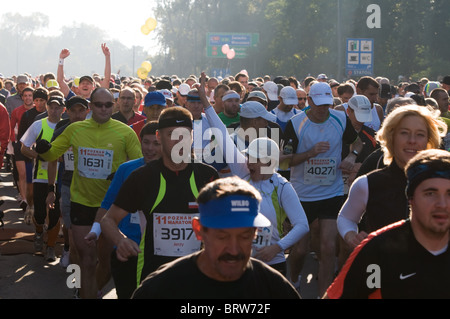 POZNAN, Polonia - 10 ottobre. Maratona di Poznan inizia a. Xi edizione. Ottobre 10, 2010 a Poznan, in Polonia. Foto Stock