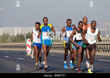 POZNAN, Polonia - 10 ottobre. Maratona di Poznan XI edizione. Un gruppo di corridori nero che conduce. Ottobre 10, 2010 a Poznan, in Polonia. Foto Stock