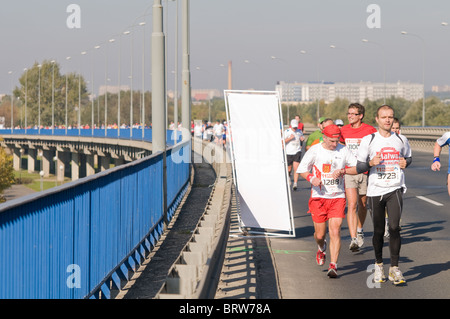 POZNAN, Polonia - 10 ottobre. Maratona di Poznan XI edizione del corso. Ottobre 10, 2010 a Poznan, in Polonia. Foto Stock