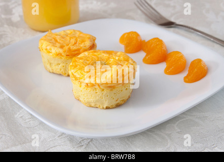 Piastra della colazione uovo e broccoli Muffin con formaggio su una piastra bianca Foto Stock