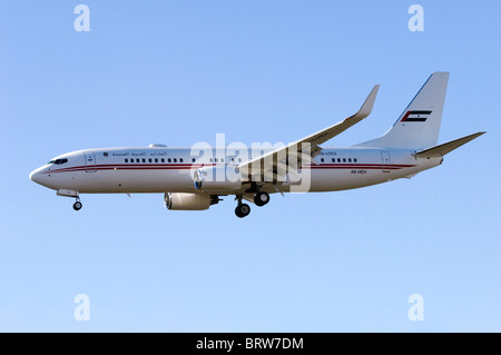 Boeing 737 azionato dagli Emirati arabi uniti (Dubai Air Wing) sulla rotta di avvicinamento per l'atterraggio a Londra aeroporto di Farnborough Foto Stock