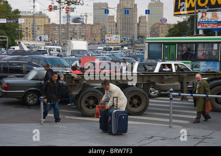 La congestione del traffico in pl Evropy piazza di fronte Kievsky vokzal stazione ferroviaria Mosca Russia Europa Foto Stock