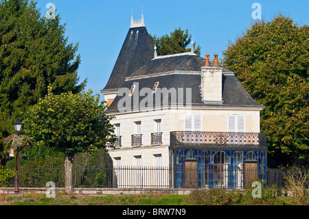 Riverside House con fronte vetrato conservatorio e balcone - sud-Touraine, Francia. Foto Stock