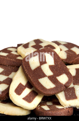 Pila di biscotti a scacchiera con il bianco copyspace. layout verticale. Foto Stock