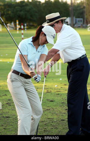 Quindicenne Michelle Wie è ricevere istruzioni dal coach David Ledbetter prima del PGA 2005 Sony Open alle Hawaii. Foto Stock