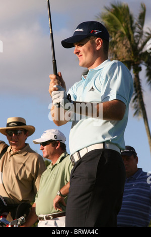 L'Inghilterra del Justin Rose tee off all'undicesimo foro durante una pratica rotonda prima del 2005 Sony Open alle Hawaii. Foto Stock