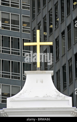 Croce sul santuario di Elizabeth Ann Seton, dal Quartiere Finanziario di Manhattan, New York City, Stati Uniti d'America Foto Stock