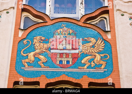 Mosaico emblema di cresta su art nouveau scuola primaria Budapest Ungheria Europa Foto Stock