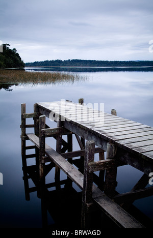 Vuoto e sereno jetty di un moody inverni di giorno Foto Stock