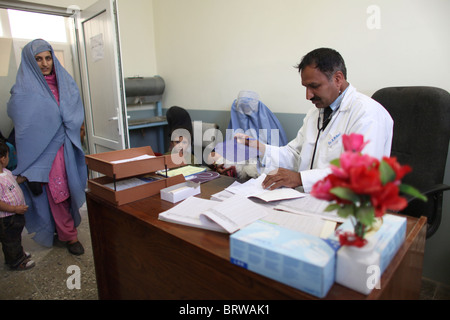 Le donne afghane in un ospedale in sala d'attesa Foto Stock