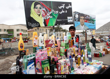 I manifesti per le elezioni parlamentari (settembre 2010) a Kabul Foto Stock