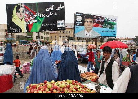 I manifesti per le elezioni parlamentari (settembre 2010) a Kabul Foto Stock