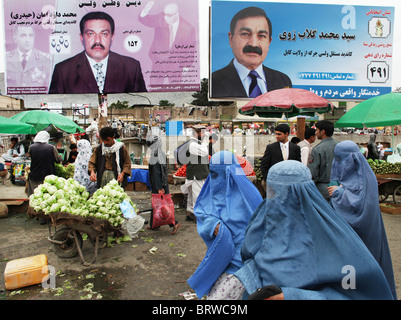 I manifesti per le elezioni parlamentari (settembre 2010) a Kabul Foto Stock