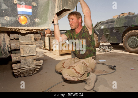 Soldati olandesi lasciando Uruazgan (1 agosto 2010) Foto Stock