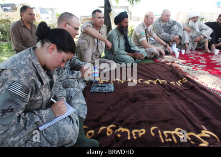 Incontro fra anziani afghane e di ISAF in Afghanistan Foto Stock