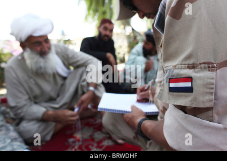 Incontro fra anziani afghane e di ISAF in Afghanistan Foto Stock