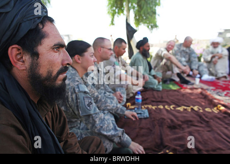 Incontro fra anziani afghane e di ISAF in Afghanistan Foto Stock