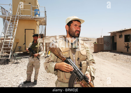 Le forze di sicurezza afgane proteggere il cancello di ISAF in uruzgan Foto Stock