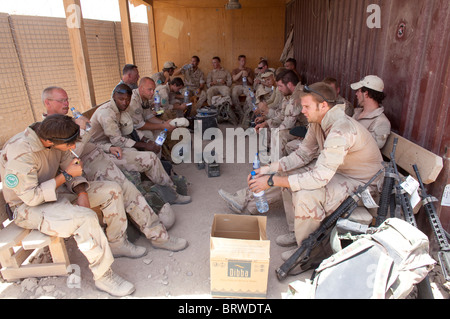 Soldati olandesi lasciando Uruazgan (1 agosto 2010) Foto Stock