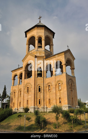 Liberamente-standing torre campanaria a Sameba complesso situato a Tbilisi, Georgia. Foto Stock