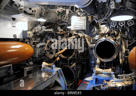 Tubi a siluro sulla USS Bowfin sottomarino. USS Bowfin Submarine Memorial, Pearl Harbor, Hawaii Foto Stock