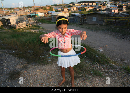 Bambini che giocano in una delle baraccopoli in Colombia Foto Stock