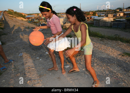 Bambini che giocano in una delle baraccopoli in Colombia Foto Stock