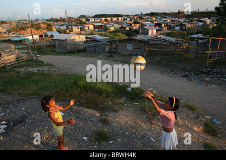 Bambini che giocano in una delle baraccopoli in Colombia Foto Stock