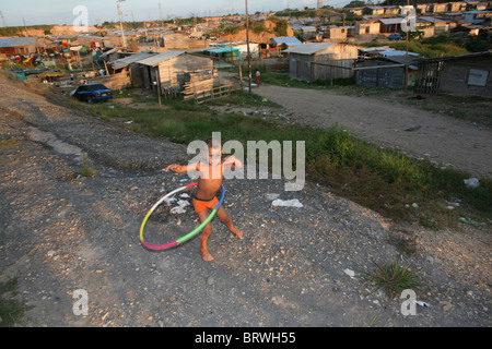 Bambini che giocano in una delle baraccopoli in Colombia Foto Stock