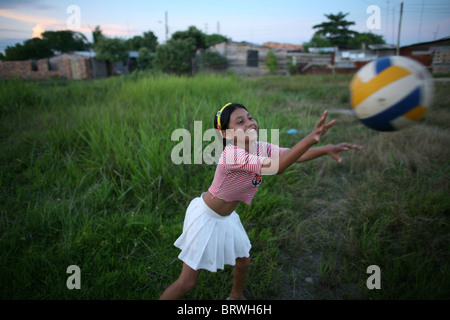 Bambini che giocano in una delle baraccopoli in Colombia Foto Stock