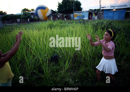 Bambini che giocano in una delle baraccopoli in Colombia Foto Stock