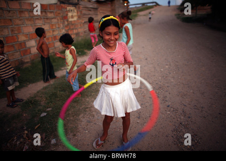 Bambini che giocano in una delle baraccopoli in Colombia Foto Stock