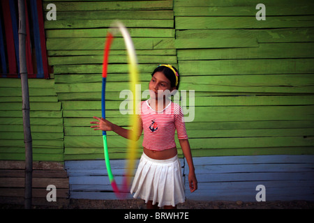 Bambini che giocano in una delle baraccopoli in Colombia Foto Stock