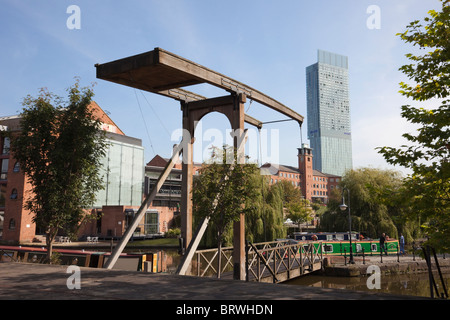 Merchant's Quay su Bridgewater Canal bacino nel patrimonio urbano Park con Beetham Tower al di là. Castlefield, Manchester, Inghilterra, Regno Unito, Gran Bretagna Foto Stock