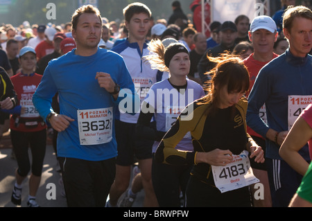 POZNAN, Polonia - 10 ottobre. Maratona di Poznan inizia a. Xi edizione. Ottobre 10, 2010 a Poznan, in Polonia. Foto Stock