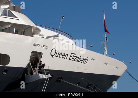 Cunard. passeggero più recente linea di crociera Queen Elizabeth al terminal delle navi da crociera a Southampton docks prima la sua crociera inaugurale. Foto Stock