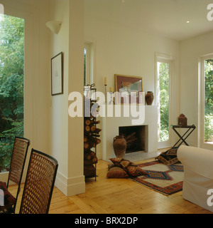 Camera da letto spaziosa con interni pouf e poltrona di colore grigio nella  parte anteriore di un rosa letto matrimoniale con testata in legno. Foto  reale Foto stock - Alamy