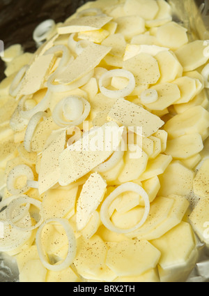 Tagliare e preparati non cotti patate e cipolle pronti da cucinare alla griglia Foto Stock