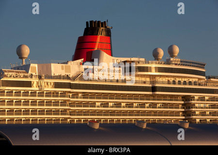 Cunard. passeggero più recente linea di crociera Queen Elizabeth al terminal delle navi da crociera a Southampton docks prima la sua crociera inaugurale. Foto Stock