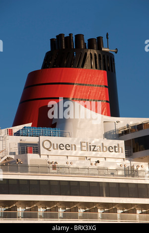 Cunard. passeggero più recente linea di crociera Queen Elizabeth al terminal delle navi da crociera a Southampton docks prima la sua crociera inaugurale. Foto Stock