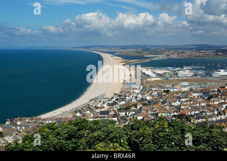 Vista da Portland sulla spiaggia di Chesil Foto Stock