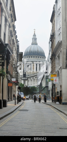La Cattedrale di St Paul e fotografati da Watling Street, London REGNO UNITO Foto Stock