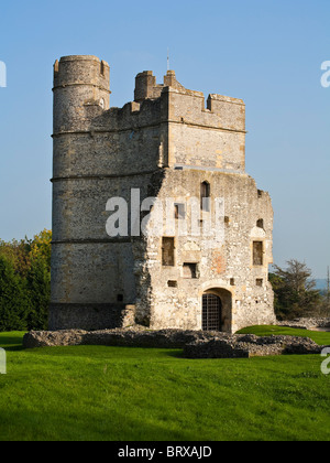 Rovine del Castello di Donnington costruito nel 1386 da Sir Richard Adderbury vicino a Newbury Berkshire. Solo il gatehouse rimane Foto Stock