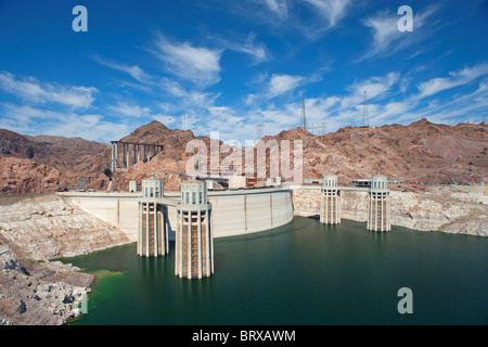 La diga di Hoover visto dal Lago Mead. Impianto di alimentazione. Nevada, Arizona, Stati Uniti d'America Foto Stock