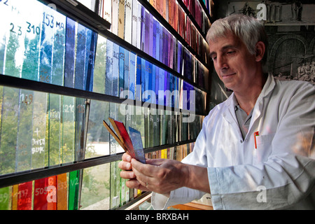 BRUNO LOIRE nella parte anteriore del grafico a colori per il vetro macchiato dall'ATELIERS LOIRE, livelli, EURE-ET-LOIR (28), Francia Foto Stock