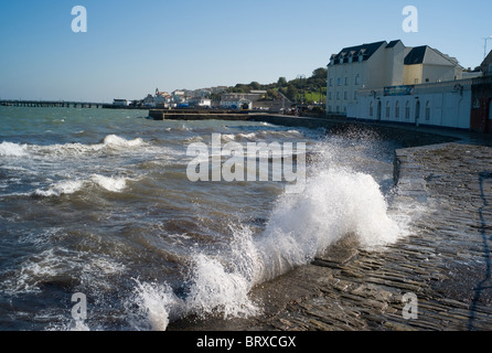 Onde infrangersi sul lungomare a Swanage, Dorset, Regno Unito Foto Stock