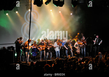 La sedia e Fullsceilidh sul palco insieme a Shetland Folk Festival 2010 avente un Orkney Shetland musical play off Foto Stock